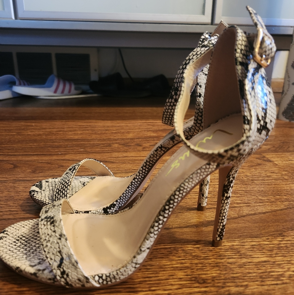 NWOT Lulus size 9 snake print strappy stiletto heel